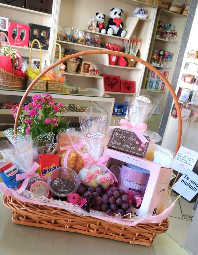 R$212,90 Nº3 CESTA DE CAFÉ DA MANHÃ DIA DAS MÃES – Chocolateria Di Ferrí